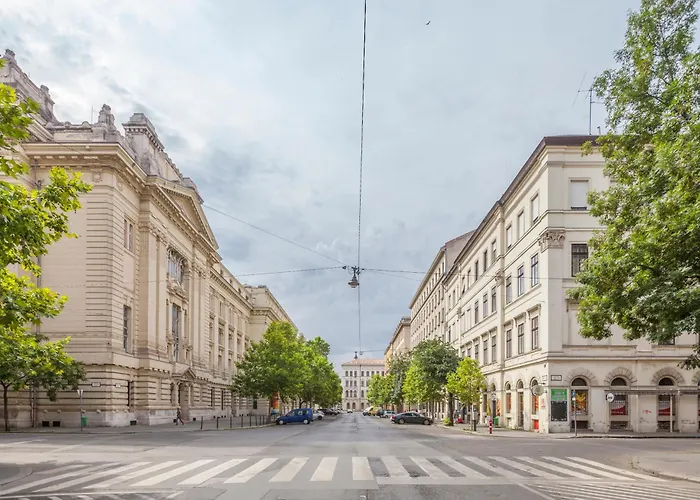 Freedom Apartment Near Parlament With Ac
